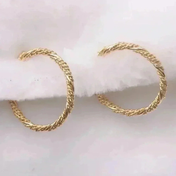 Gold Chain Link Hoop Earrings NWT - Picture 2 of 4